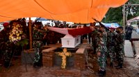 Lantamal VI Gelar Upacara Militer Pemakaman Mayor Laut (T) Hans Sundalangi