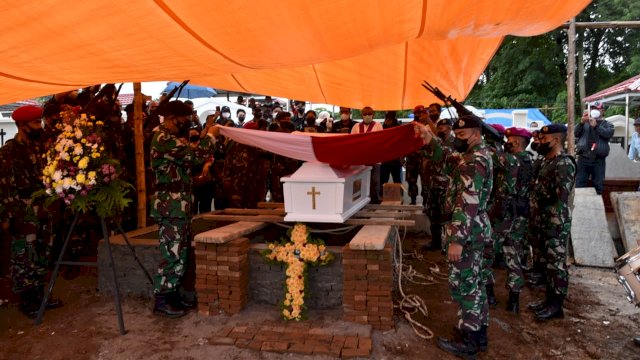 Lantamal VI Gelar Upacara Militer Pemakaman Mayor Laut (T) Hans Sundalangi