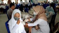 Vaksinasi Pelajar di SMPN 1 Baebunta, Pihak Sekolah Siapkan &lsquo;Ojek Dadakan&rsquo; Bagi Siswa