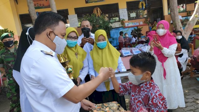 Dapat Perlengkapan Sekolah Gratis dari Ilham Azikin, Murid SD ini Bercita-cita Jadi Bupati Bantaeng