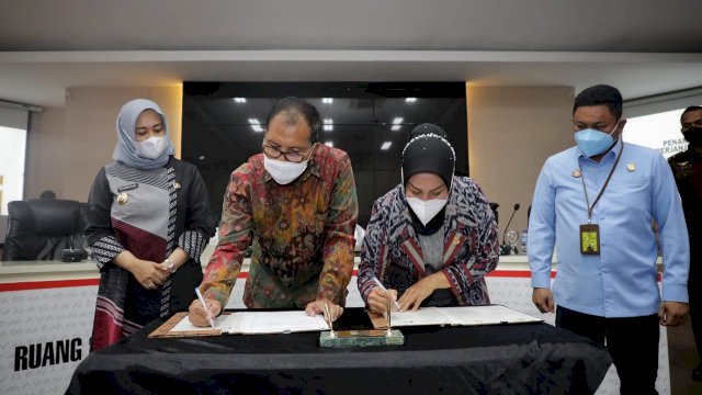 Pemerintah Kota Makassar bersama Kejaksaan Negeri Makassar menanda tangani Perjanjian Kerjasama ( MoU ) penanganan bidang hukum perdata dan tata usaha negara. Diruang Sipakalebbi Kantor balai Kota Makassar. Kamis (13/1/2022)