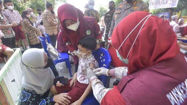 Bupati Luwu Utara, Indah Putri Indriani menghadiri launching vaksinasi merdeka anak di wilayah kabupaten Luwu Utara yang di laksanakan di SDN 099 Center Masamba, Kecamatan Masamba, Kamis (13/01/2022) pagi.