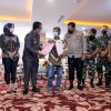 Kenakan Batik dan Sandal Jepit, Petani Toraja Ini Tak Sangka Dapat Mobil Usai Vaksin