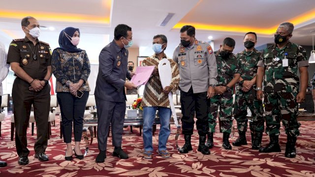 Kenakan Batik dan Sandal Jepit, Petani Toraja Ini Tak Sangka Dapat Mobil Usai Vaksin