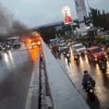 Sebuah Mobil Terbakar di Atas Fly Over Jalan Urip Sumoharjo Makassar