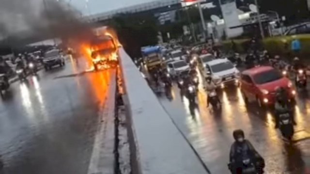 Tangkapan layar video kebakaran di atas Fly Over Makassar, Sore ini. (*)