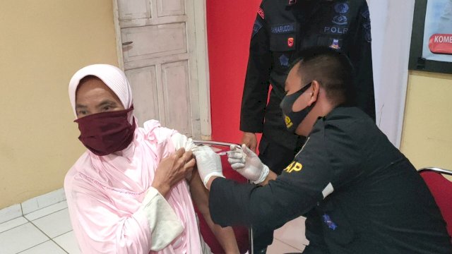 Salut!! Vaksinasi Massal Di Mako Brimob Bone Kembali Lampaui Target