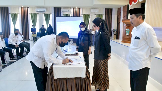 Bupati Lutra Saksikan Penandatangan Perjanjian Kerja