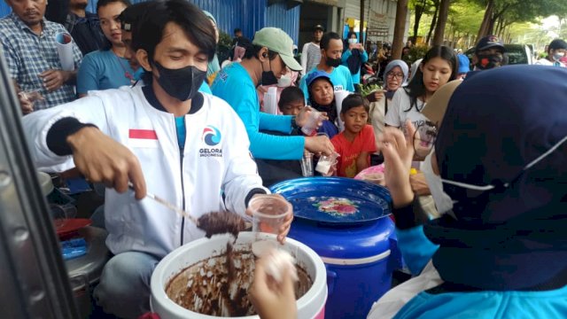 Rangkaian Festival Literasi, Partai Gelora Bagi Bubur Di Car Free Day Pantai Losari