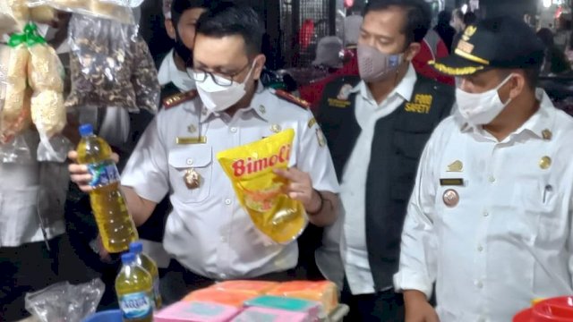 Dinas perdagangan Kota Makassar bersama tim Pengendali Inflasi melakukan pemantauan harga dan pasokan bahan pokok dan bahan penting di pasar Terong, Kota Makassar, Rabu, (19/1).
