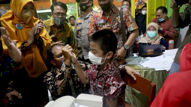 Saat Wali Kota Makassar, Danny Pomanto, menemani salah seroang siswa SD di Makassar melakukan vaksinasi, Kamis (20/1).