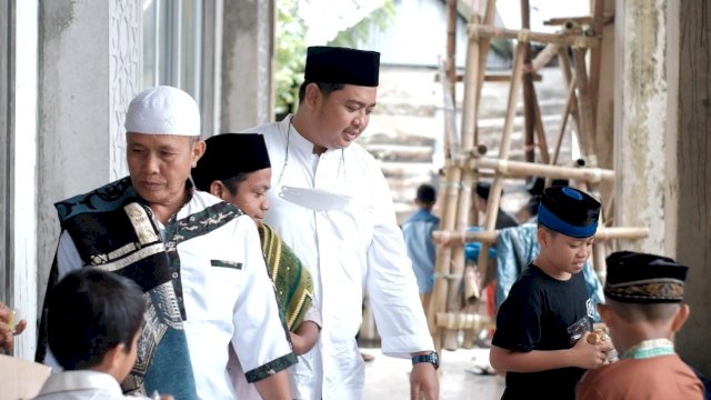 MHG&mdash;berpakaian warna putih, berpeci warna hitam. (tengah).