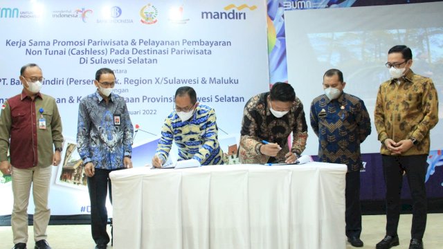 Penandatanganan MoU (Memorandum of Ourstanding) antara Muhammad Ashidiq Iswara selaku Senior Vice President PT Bank Mandiri (Persero) Tbk Region X Sulawesi dan Maluku dengan Kepala Dinas Kebudayaan dan Kepariwisataan Provinsi Sulawesi Selatan (Kadisbudpar Sulsel), Muhammad Jufri. (*)
