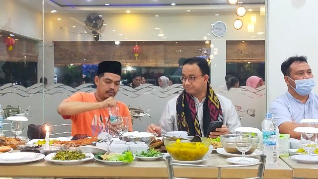 Kalungi Sarung Toraja, Jabal Nur Dampingi Anies Baswedan di Makassar,