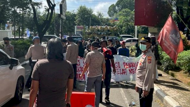 Aksi mahasiswa di depan Mapolda Sulsel, Kota Makassar. Senin (24/1). (Ist)