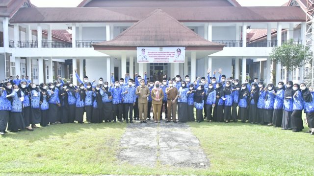 Bupati Indah Serahkan SK 100 Persen ke 150 CPNS