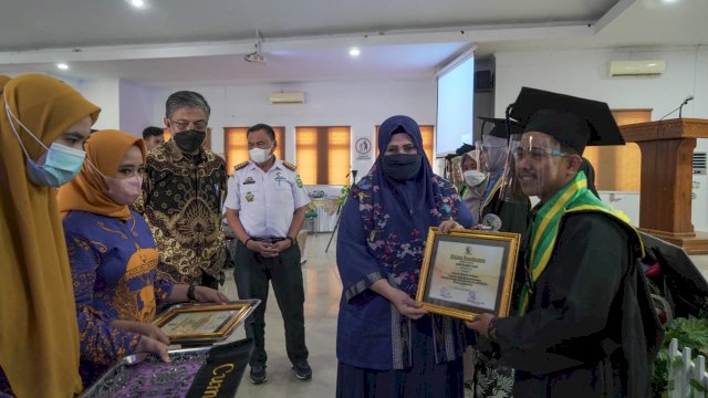 Wisuda Stikes Datu Kamanre, Sulaiman: Bangun SDM Berkualitas