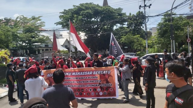 Aksi demonstrasi Aliansi Suku Makassar Bersatu di depan Mapolrestabes Makassar, Sulsel. Sabtu (29/1).