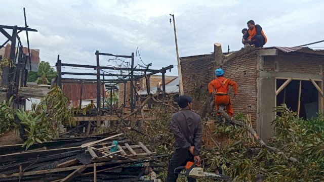 Bantu Warga Korban Kebakaran di Bulukumba, Plt Gubernur: Alhamdulillah Bufferstok BPBD Provinsi Sudah Disalurkan