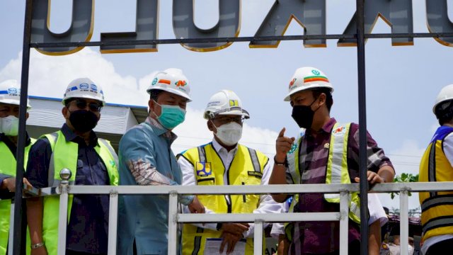 Tim Kunjungan Kerja Spesifik Komisi V DPR RI yang dipimpin langsung Wakil Ketua Komisi V DPR RI, Andi Iwan Darmawan Aras (kanan), saat melakukan kunjungan ke Kabupaten Takalar, Provinsi Sulsel, dalam rangka peninjauan Bendungan Pamukkulu di Kabupaten Takalar, Sabtu (29/1/2022). foto: istimewa 
