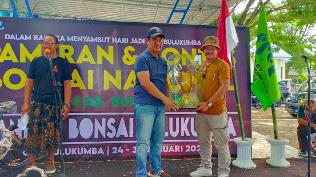 Piala diserahkan kepada pemenang lomba oleh Wakil Bupati Bulukumba, Edy Manaf. (*)
