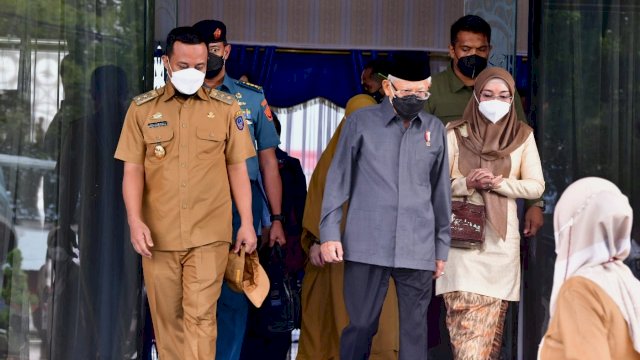 Tampak Wapres di tengah didampingi oleh Plt Gubernur Sulsel, Andi Sudirman Sulaiman, di Kantor Gubernur Sulsel, Senin (31/1). 