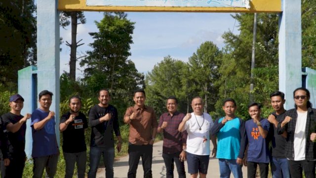 AIA Bersama dengan rombongan saat berada di Desa Langi, Kecamatan Bontocani, Bone, Sulsel.