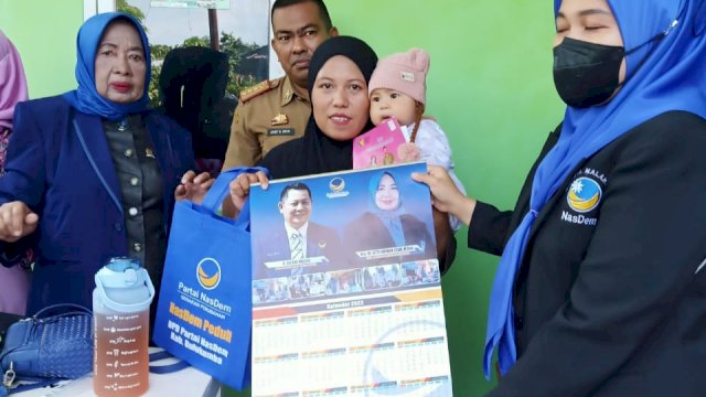 Wakil ketua DPRD Bulukumba Bagikan Biskuit untuk Ibu Hamil dan Balita Demi Pemenuhan Gizi