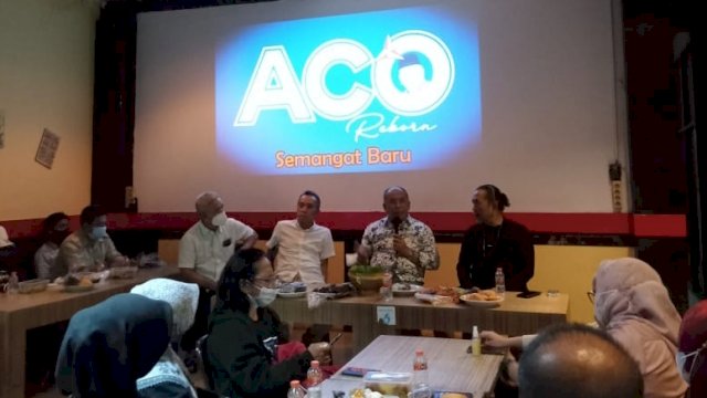 Saat IAS melakukan silaturahmi di Warkop Kopizone, Panakkukang, Rabu (5/1) malam. [FOTO : Wahyu]