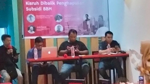 Diskusi publik terkait persoalan BBM di Kota Makassar, Sabtu (8/1). FOTO : MAULANA
