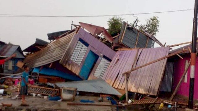 Rumah yang roboh diterjang angin puting beliung di Luwu, Sabtu (8/1) FOTO : Humas Prmprov