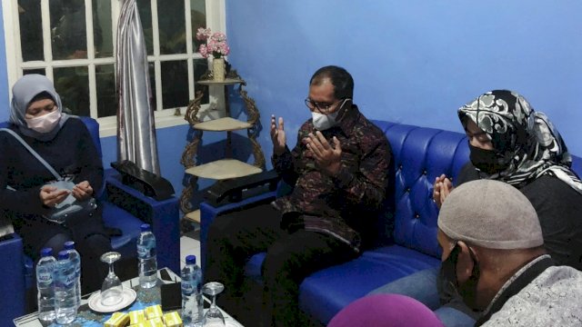 Nampak Wali Kota Makassar di tengah-tengah sedang berdoa untuk keselamatan warganya yang disandera di Yaman.