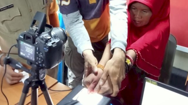 Proses perekaman sidik jari seoang perempuan yang ODGJ. 
