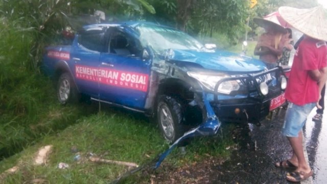Mobil Dinas Sosial (Dinsos) Kabupaten Sinjai mengalami kecelakaan lalu lintas (Laka Lantas) di Kecamatan Sinjai Selatan, Sinjai, Selasa (11/1) [Foto: Istimewa]