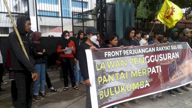 Aksi demonstrasi FPR di depan DPRD Sulsel.