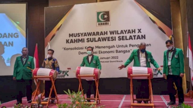 Plt Gubernur  Dianugerahi Anggota Kehormatan KAHMI Sulsel