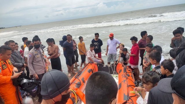 Tampak pengunjung, Tim Sar dan Kepolisian berada di bibir Pantai Anging Mammiri Makassar, Minggu (16/1) [FOTO: MAULANA]