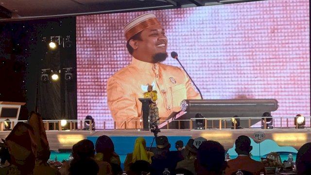 Plt Gubernur Sulsel, Andi Sudirman Sulaiman, saat memberi sambuatan dalam acara HUT ke-62 Ormas MKGR yang digelar di Hotel Claro Makassar, Sabtu (16/1). Tampak Andi Sudirman mengenakan pakaian adat berwarna kuning. 