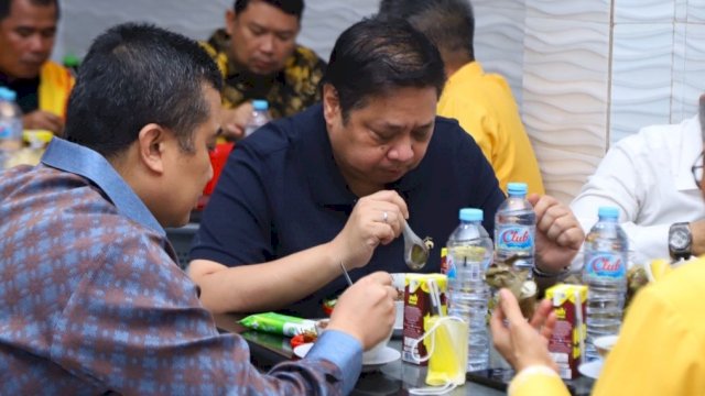 Terlihat Airlangga Hartarto sedang makan di satu meja yang sama dengan Erwin Aksa di salah satu warung coto khas Makassar di Jalan Nusantara, Makassar, Sulsel, sebelum Airlangga balik ke Jakarta untuk mengerjakan tugas-tugasnya sebagai Menko Prekonomian RI. Senin (17/1). 