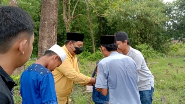 MHG tampak sedang bersalaman dengan warga di pemakaman seorang tokoh Jawa di Barru, Senin (17/1). Istimewa