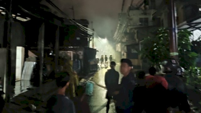 Aksi tawuran antar-pemuda yang dibubarkan oleh Polisi di Jalan Bunga Ejaya, Makassar, Rabu (19/1). (FOTO: MAULANA)