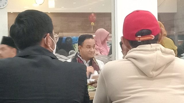 Anies Baswedan di sela-sela pertemuannya dengan para relawannya di Sulawesi Selatan, di salah satu rumah makan di Makassar, Jumat (21/1). Foto: ALAM/TROTOAR