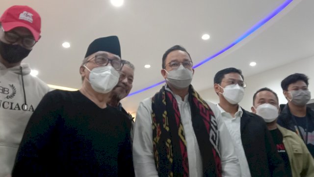 Anies Baswedan bersama para relawannya. Alam/trotoar