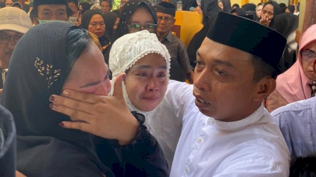 Sekretaris NasDem Sulsel Syaharuddin Alrif Melayat di Rumah Duka Kades Tallumae Sidrap