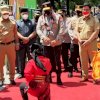Pria ‘Memegang Badik’ Sambut Kedatangan Irjen Pol Nana Sudjana di Bulukumba
