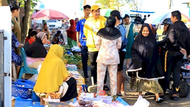 Terlihat MHG berinteraksi dengan para pedagang pasar. MHG mengenakan switer berwarna kuning dan bertopi juga warna kuning. Minggu (30/1).