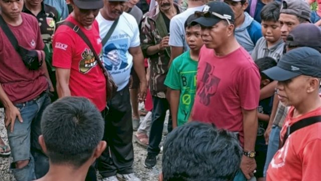 Terlihat Bupati Bulukumba, Andi Muchtar Ali Yusuf mengenakan kaos-bertopi warna hitam, berdiri di tengah-tengah masyarakat. Minggu (30/1). (*)