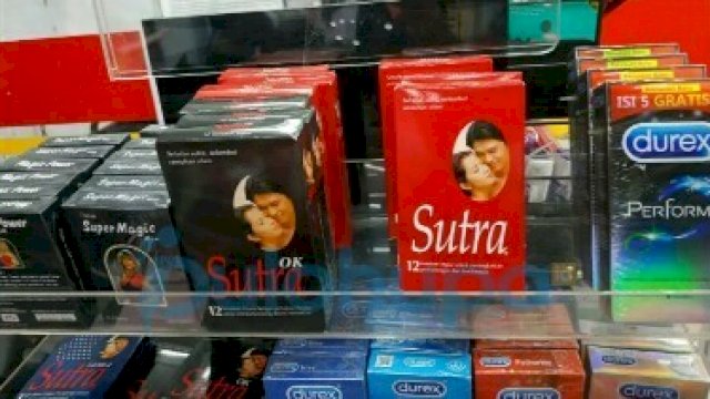 Alat kontrasepsi berbagai merek dan tisu magic. (Ist)