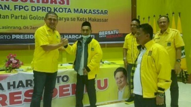 Ketua Golkar Makassar Pasangkan Jaket Kuning ke Eks Politisi Gerindra dan Pembina Kerukunan Warga Flores