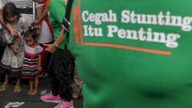 Petugas pencegah stunting tampak membelakangi kamera, (ilustrasi).